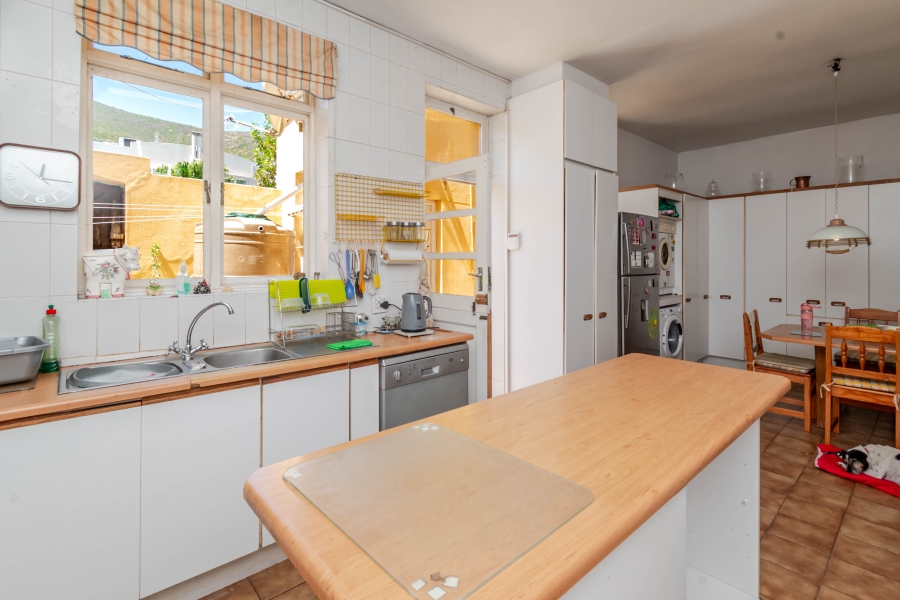 6 Bedroom Property for Sale in Fresnaye Western Cape